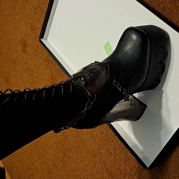 Widow Shoes - Widow knee boots .looks like a knight crest in the front.But It's The WidowCrest